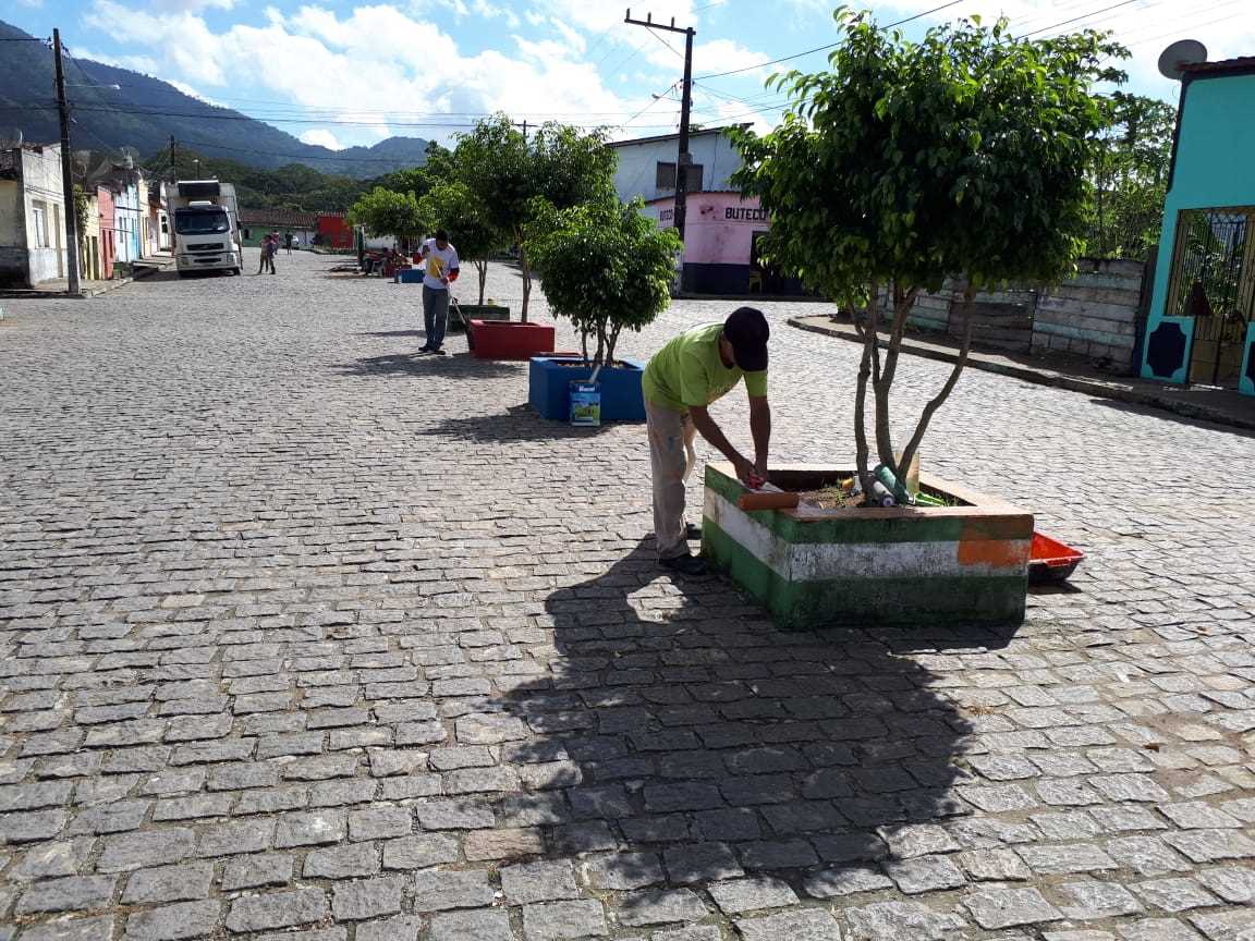 Camacã: Prefeitura realiza Mutirão de limpeza e pintura no Distrito de Jacareci